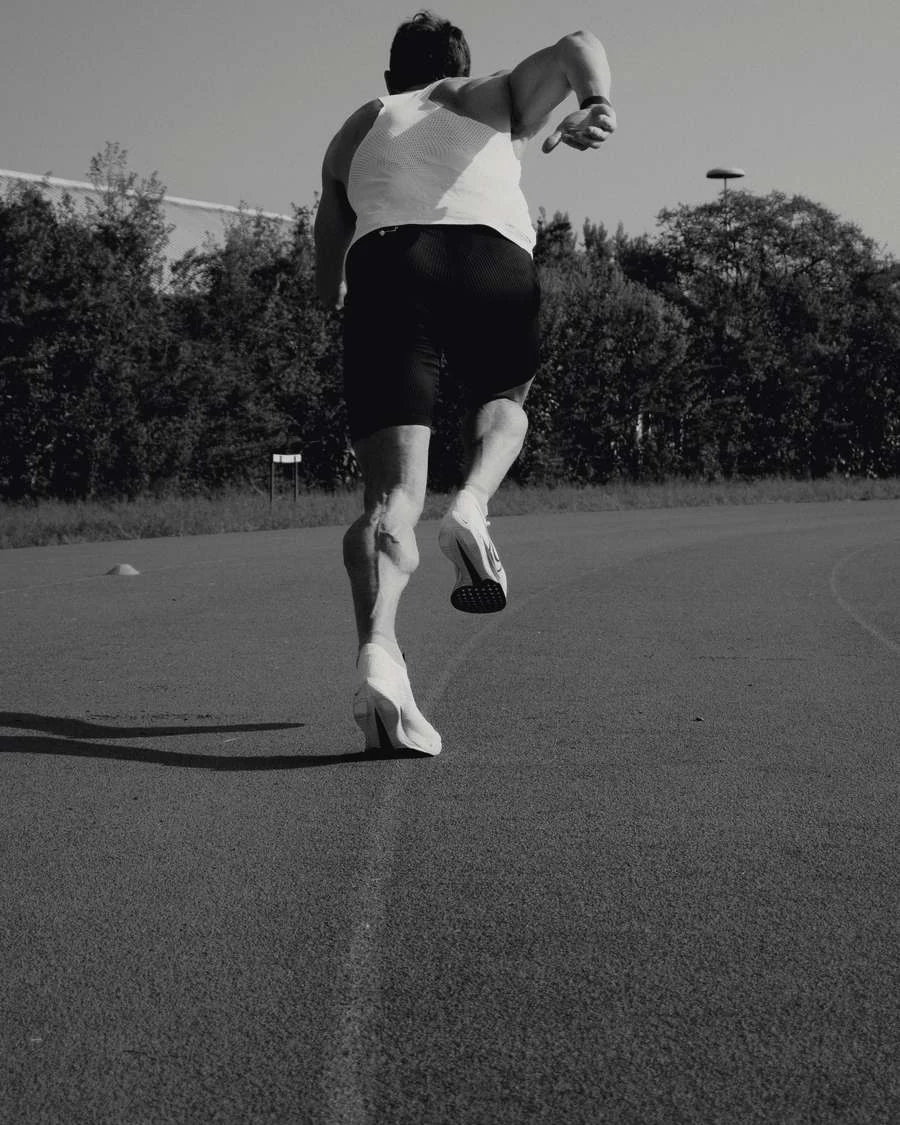 Atleta arrancando sobre una pista