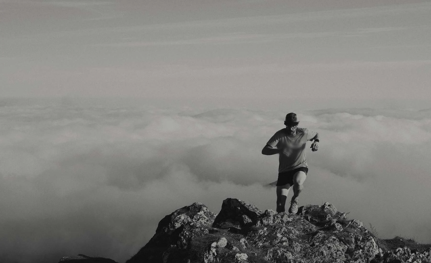 Corredor en una cumbre por encima de las nubes