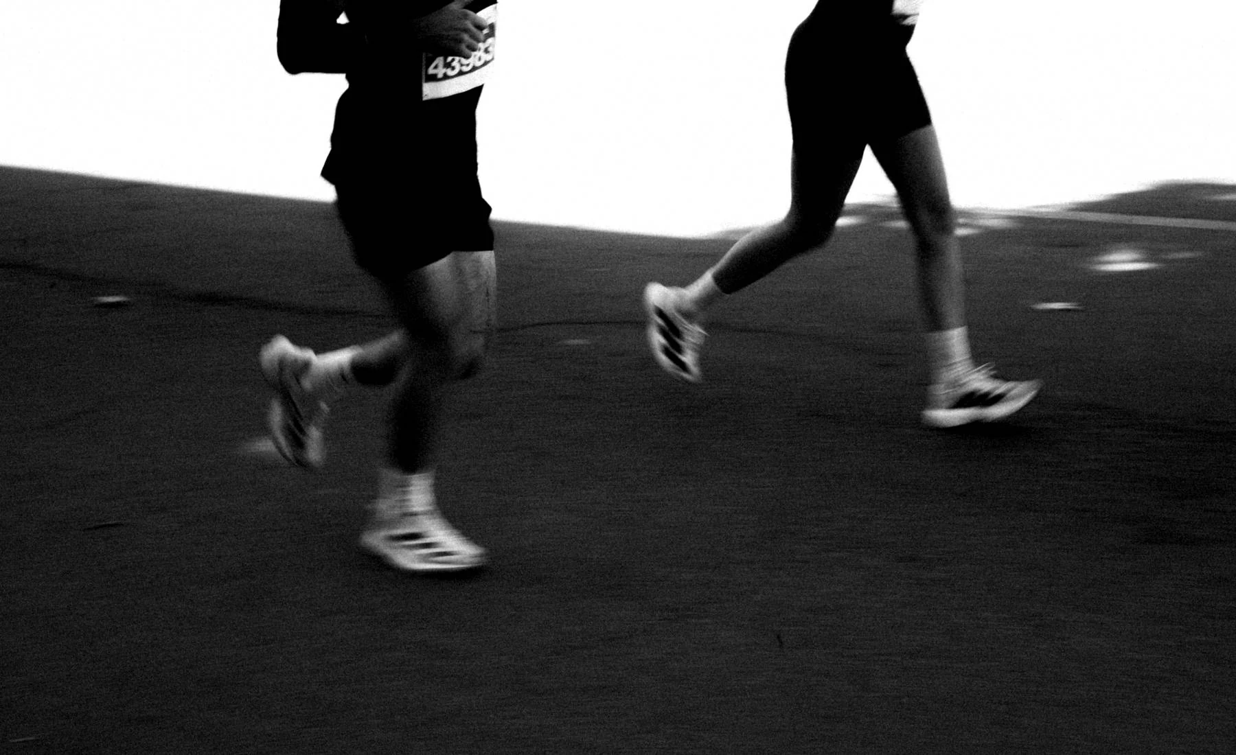 Dos corredores en zancada pareja