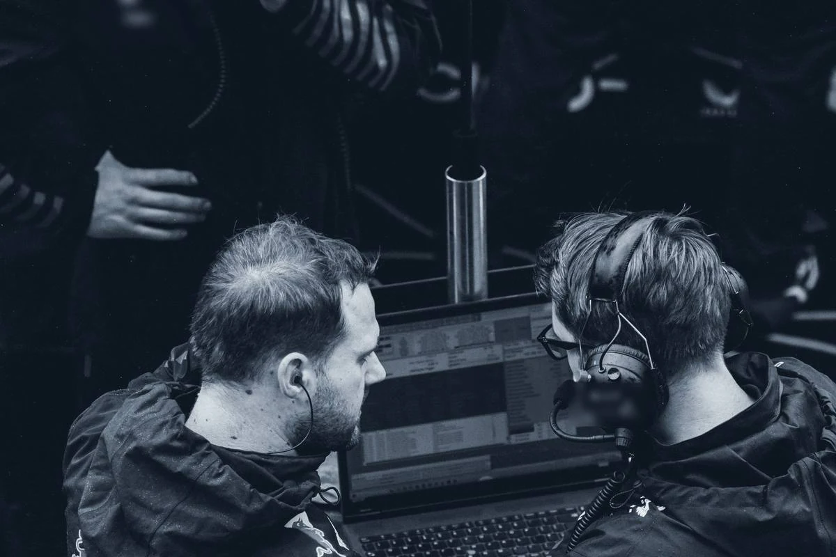 Dos personas del equipo revisando datos en una pantalla