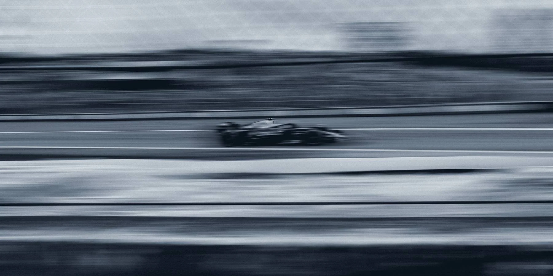 Auto de carreras en movimiento sobre la recta